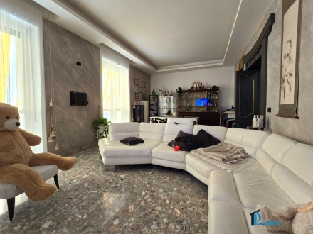 Renovated apartment with garden and garage 100 meters from Piazza Tacito