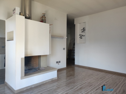 Castellina area: apartment in a detached building free of furniture