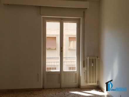 Central area: apartment with 2 bedrooms and terrace free of furniture