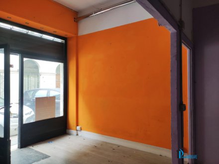 Downtown: commercial premises facing the street with excellent visibility