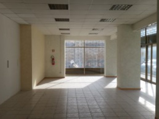 Semi-central: large commercial space in excellent condition - 12