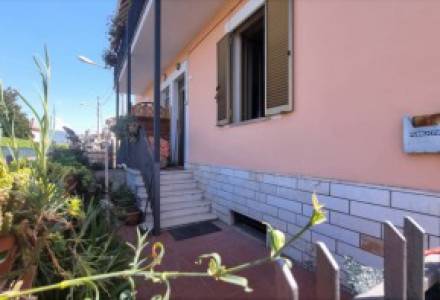 Appartamento con ingresso privato e camino nella zona di Valenza.