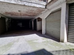 Large garage, adjacent to the center - 4