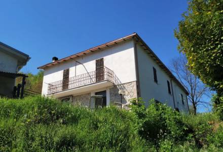 Detached house surrounded by greenery of Piediluco