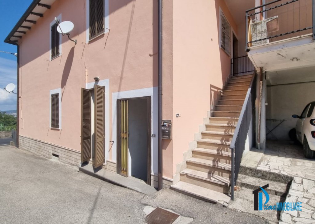 Vendita Appartamenti Terni - Appartamento con ingresso privato e camino nella zona di Valenza. Località Terni Semiperiferia