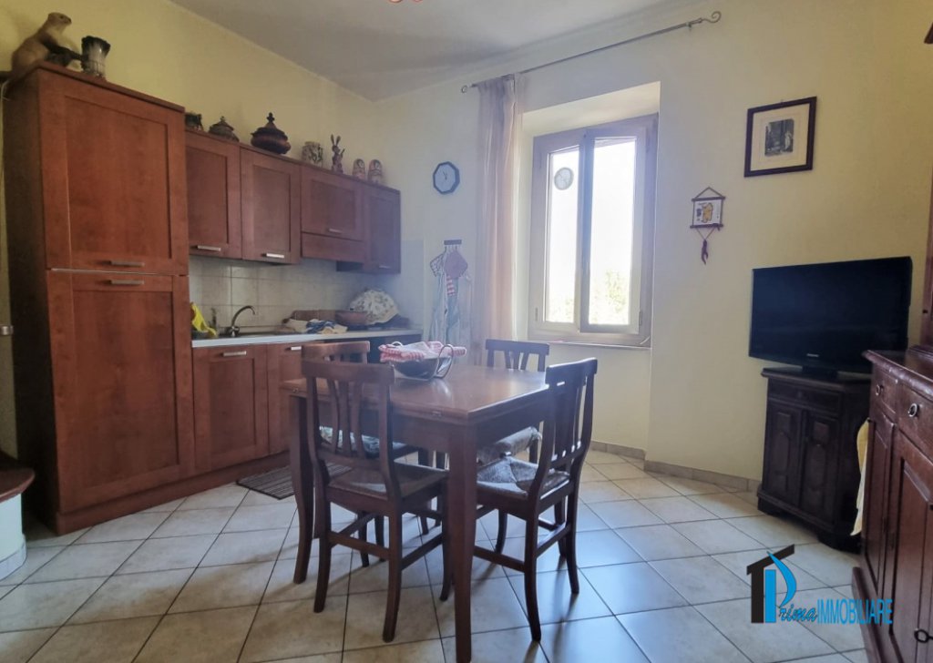 Sale Apartments Terni - This apartment features a private entrance and fireplace in the Valencia area. Locality 
