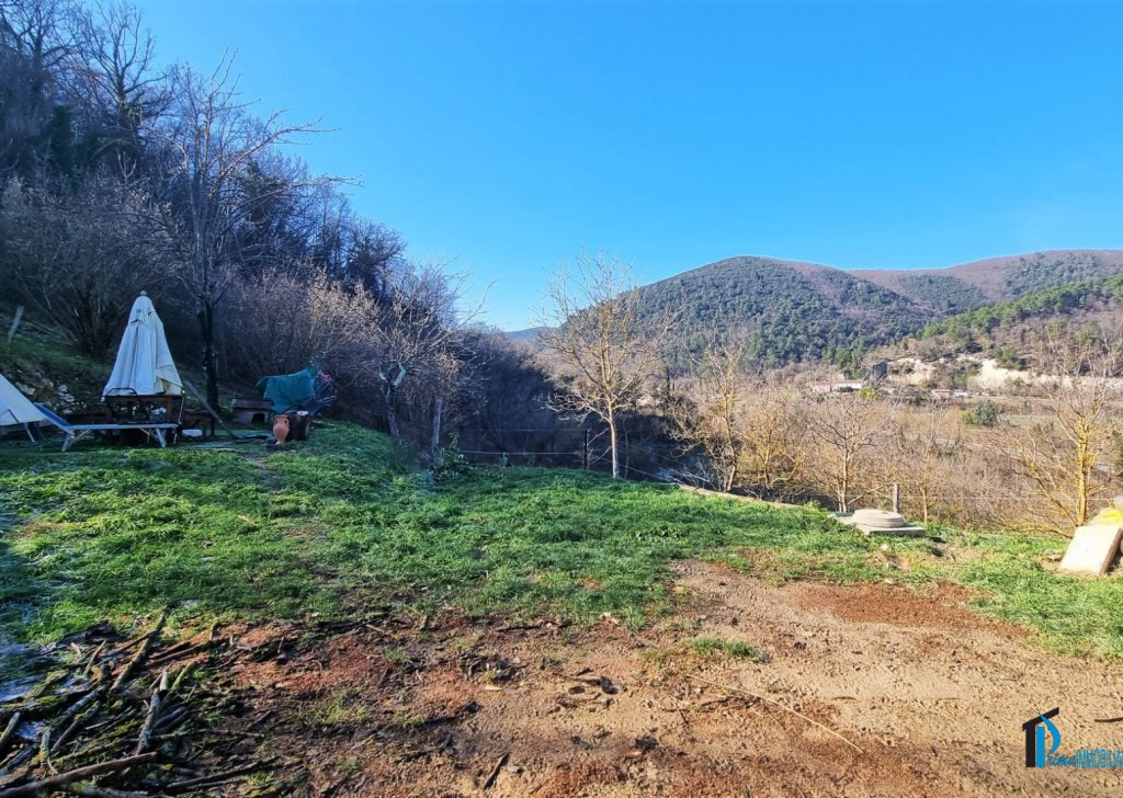 Villas and independent houses for sale , Terni, locality Piediluco